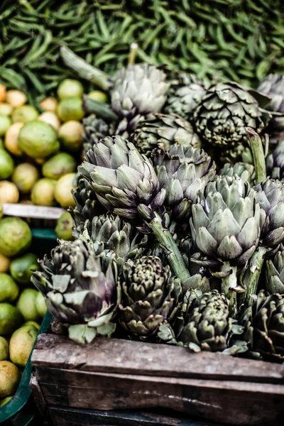 Vari tipi di frutta al mercato vegetale . — Foto Stock