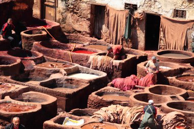 Fas 'ın, Fas' ın, Afrika 'nın, Fez' in tabakhanelerinin, deri, Fas, Afrika 'nın renkli boyanmış tabakhaneleri.