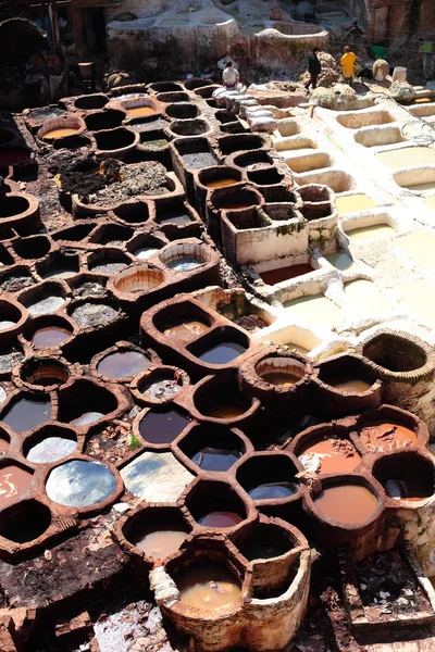 Tanneries of Fes, Maroc, AfricaTancuri vechi ale taneriilor Fez cu vopsea colorată pentru piele, Maroc, Africa — Fotografie, imagine de stoc