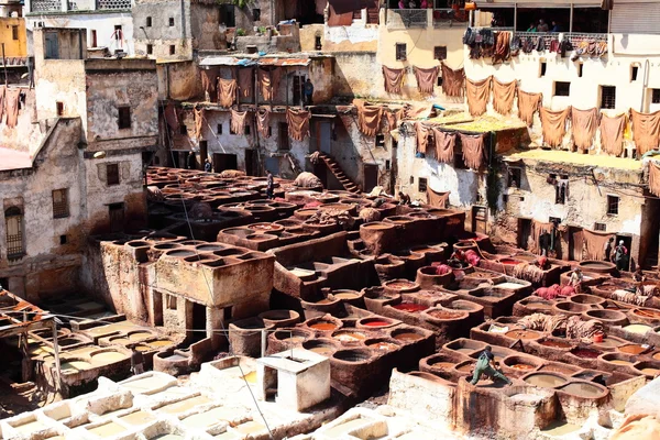 Curtidurías de Fez, Marruecos, ÁfricaViejos tanques de curtidurías de Fez con pintura de color para cuero, Marruecos, África — Foto de Stock