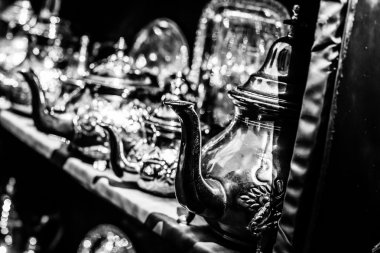 siyah-beyaz gümüş çaydanlık