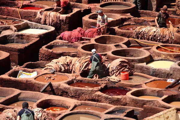 Curtidurías de Fez, Marruecos, ÁfricaViejos tanques de curtidurías de Fez con pintura de color para cuero, Marruecos, África — Foto de Stock