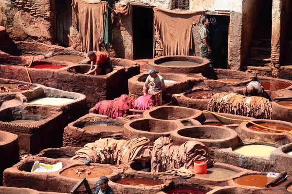 ( 영어 ) Tanneries of Fes, Morocco, AfricaOld tanks of the Fezs tanneries with color paint for leather, Morocco, Africa — 스톡 사진