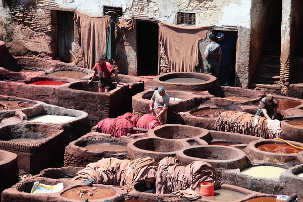 ( 영어 ) Tanneries of Fes, Morocco, AfricaOld tanks of the Fezs tanneries with color paint for leather, Morocco, Africa — 스톡 사진