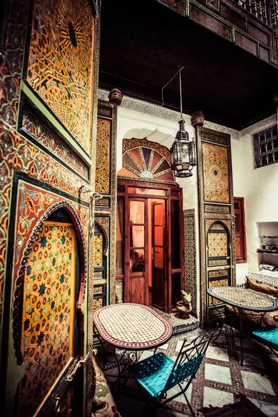 Detalle de la hermosa decoración de mosaico de azulejos de la en Fez, Marruecos . —  Fotos de Stock