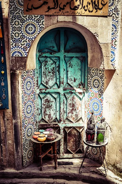 Detalle de la hermosa decoración de mosaico de azulejos de la en Fez, Marruecos . —  Fotos de Stock