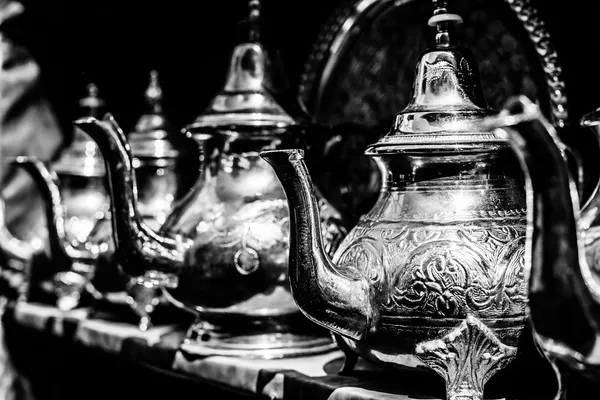 Dzbanek do herbaty srebrny czarny i biały — Zdjęcie stockowe