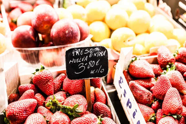 La Boqueria 시장, 스페인 바르셀로나에서에서 과일 스탠드 — 스톡 사진