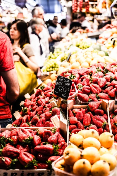 Estande de frutas no mercado La Boqueria, Barcelona Espanha — Fotografia de Stock