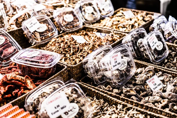 Купа сушених їстівних грибів на ринку — стокове фото