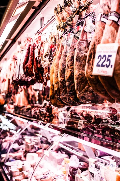 Jamon - carne tradizionale al mercato spagnolo — Foto Stock