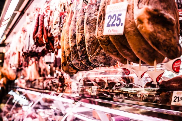 ハモン - スペイン市場で伝統的な肉 — ストック写真