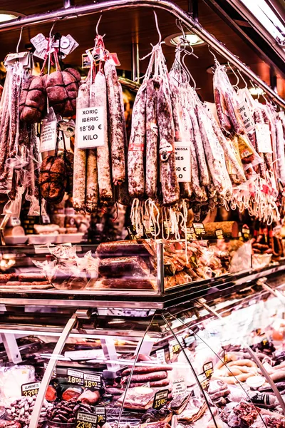 ハモン - スペイン市場で伝統的な肉 — ストック写真