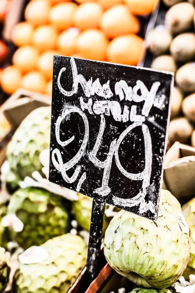中央市場、バルセロナ、スペインで新鮮な緑チェリモヤ. — ストック写真