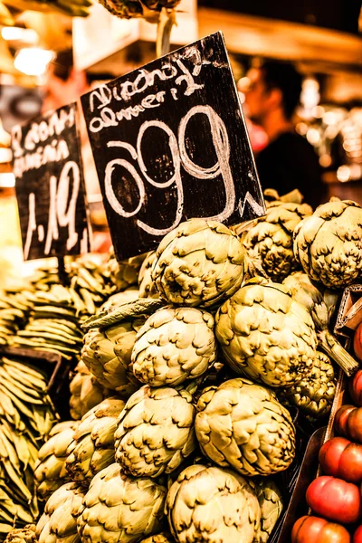 Färska gröna cherimoyas i centrala marknaden, barcelona, Spanien. — Stockfoto