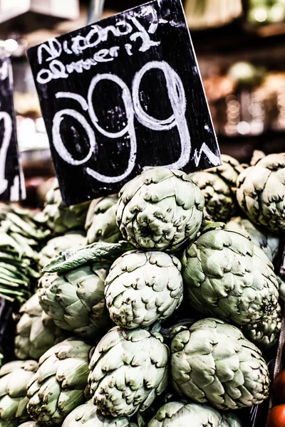 Cherimoyas verde fresco nel mercato centrale, Barcellona, Spagna . — Foto Stock