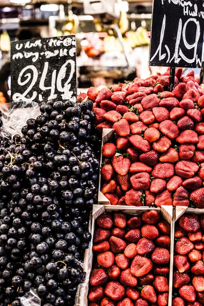 Stand di frutta nel mercato della Boqueria, Barcellona Spagna — Foto Stock