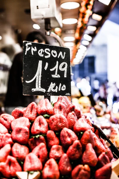 Puesto de frutas en el mercado de La Boqueria, Barcelona España —  Fotos de Stock