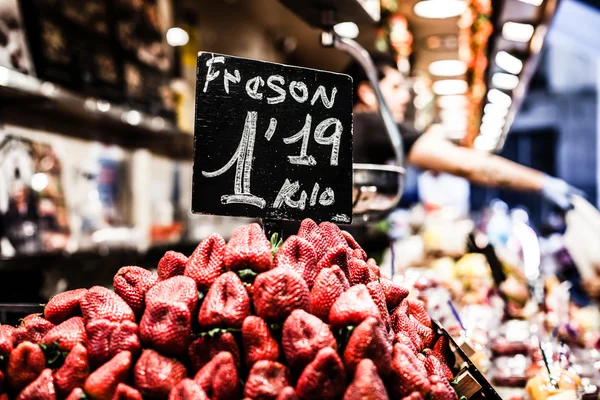 Stand di frutta nel mercato della Boqueria, Barcellona Spagna — Foto Stock