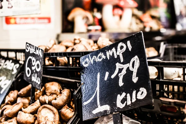 Куча сушеных съедобных грибов на рынке — стоковое фото