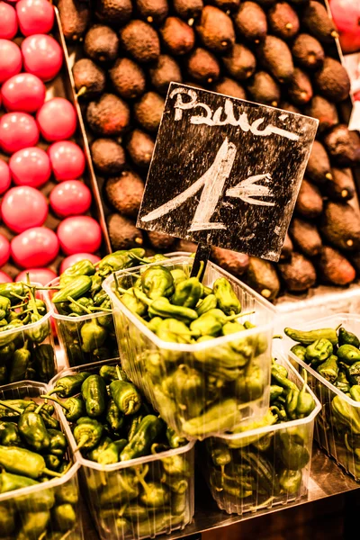 Ovoce stojí v trhu la boqueria, barcelona, Španělsko — Stock fotografie