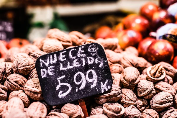 Frukter står i la boqueria-marknaden, barcelona Spanien — Stockfoto