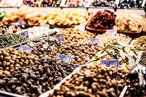 Ovoce stojí v trhu la boqueria, barcelona, Španělsko — Stock fotografie
