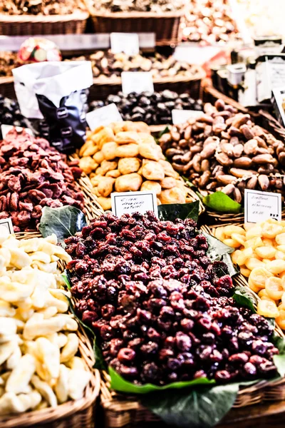 Fruit staan in la boqueria markt, barcelona Spanje — Stockfoto