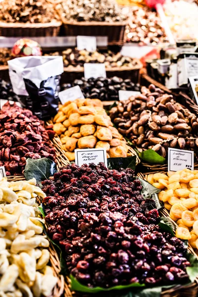 水果站在 la boqueria 市场，西班牙巴塞罗那 — 图库照片