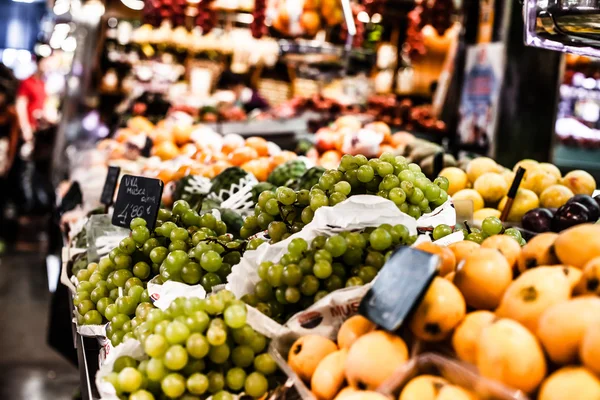 Ovoce stojí v trhu la boqueria, barcelona, Španělsko — Stock fotografie