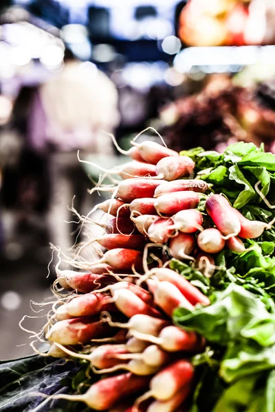 Фрукти стояти в ринку La Boqueria Барселона, Іспанія — стокове фото