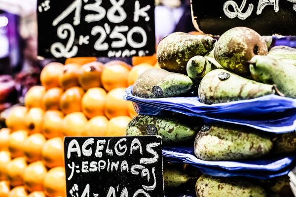 水果站在 la boqueria 市场，西班牙巴塞罗那 — 图库照片