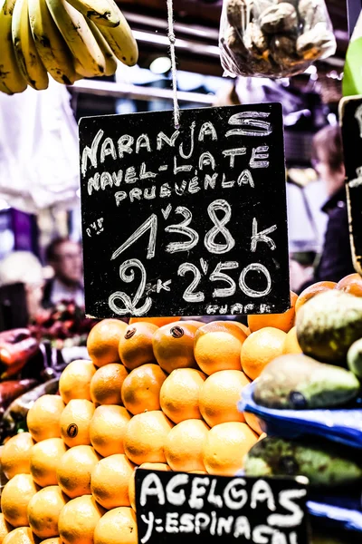 Frukter står i la boqueria-marknaden, barcelona Spanien — Stockfoto