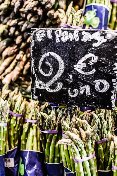 Green asparagus on mediterranean market stand — Stock Photo, Image