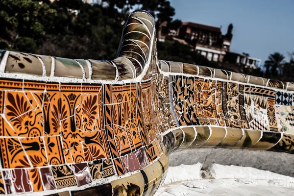 BARCELONA, SPAIN-APRIL 13: Detail of the bench in the park Guell, designed by Antonio Gaudi, on April, 13 2013 in Barcelona. Часть работ Всемирного наследия ЮНЕСКО — стоковое фото