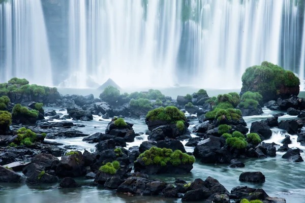 Iguassu-Wasserfälle, die größte Wasserfallserie der Welt, an der brasilianisch-argentinischen Grenze gelegen, Blick von der brasilianischen Seite — Stockfoto