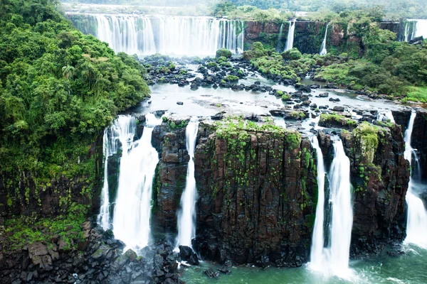 イグアスの滝、ブラジルとアルゼンチンの国境である世界の滝の最も大きいシリーズ ブラジル側からの眺め — ストック写真