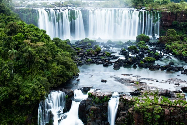 Iguassu falls, den största serien av vattenfall i världen, ligger på den brasilianska och argentinska gränsen, Visa från den brasilianska sidan — Stockfoto