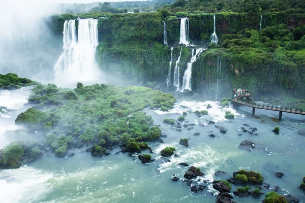 Iguassu-Wasserfälle, die größte Wasserfallserie der Welt, an der brasilianisch-argentinischen Grenze gelegen, Blick von der brasilianischen Seite — Stockfoto