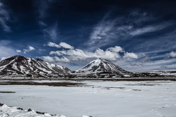 Пустыня и гора на Альтиплано, Боливия — стоковое фото