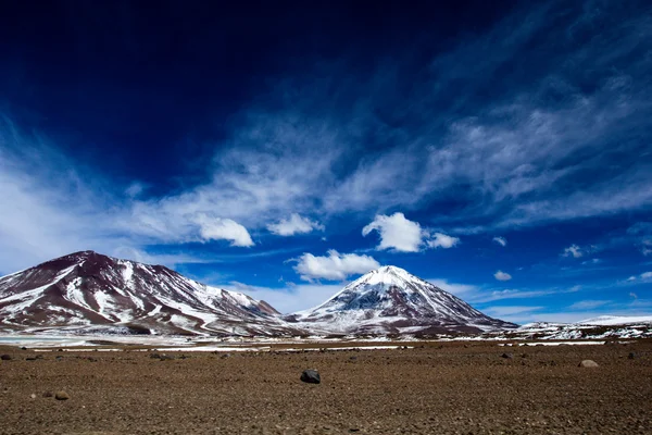 Deserto e montanha no Altiplano, Bolívia — Fotografia de Stock