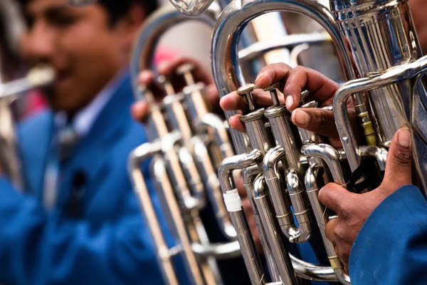 Тромбоны играют в большой группе . — стоковое фото