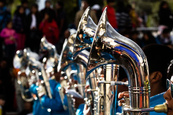 Trombones tocando em uma banda grande . — Fotografia de Stock