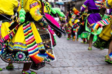 Cusco geçit töreninde Perulu dansçılar.