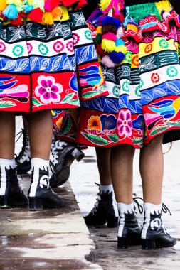Cusco geçit töreninde Perulu dansçılar.