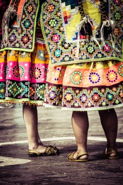 Cusco geçit töreninde Perulu dansçılar.