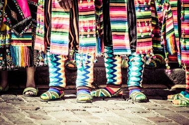 Cusco geçit töreninde Perulu dansçılar.