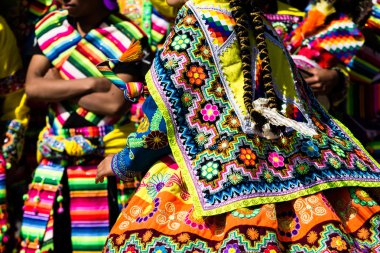 Cusco geçit töreninde Perulu dansçılar.