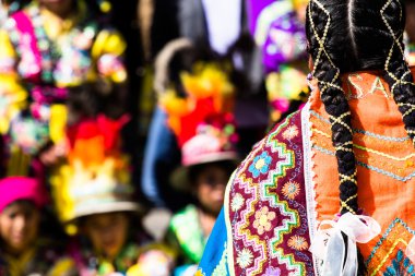 Cusco geçit töreninde Perulu dansçılar.