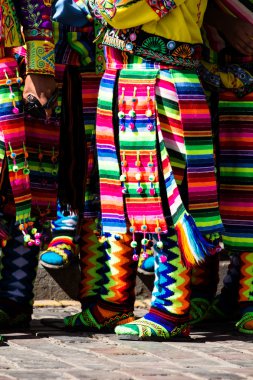 Cusco geçit töreninde Perulu dansçılar.